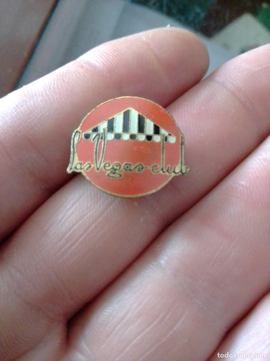 Pins de colecci&oacute;n: RARA INSIGNIA SOLAPA REVISTA MUSICAL ESPA&Ntilde;OLA A&Ntilde;OS 60 LAS VEGAS CLUB PRENSA , PERIODISMO