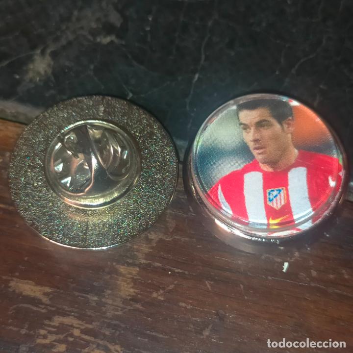 Pins de colecci&oacute;n: pin redondo metal - f&uacute;tbol equipo club Atl&eacute;tico de Madrid JUGADOR