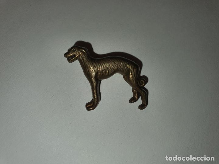 PIN CHAPA -- PERRO GALGO