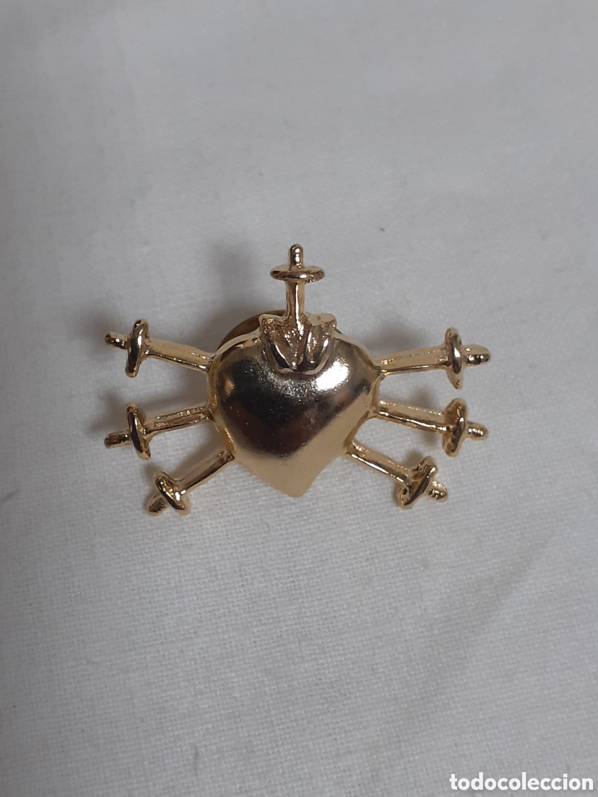 Pin's de collection: PIN VIRGEN DE LOS DOLORES CORAZON CON 7 PU&Ntilde;ALES, METAL DORADO , MED 28X18 MM.
