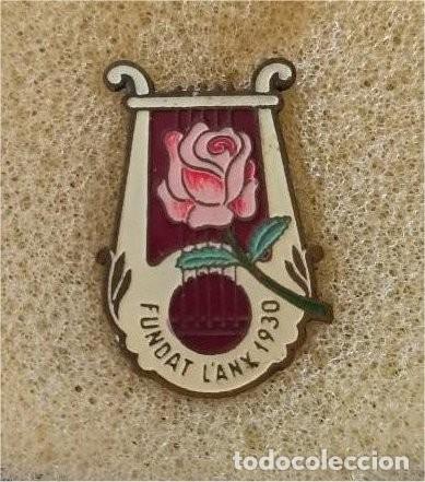 Pins e Spille di collezione: PIN ANTIGUA INSIGNIA OJAL SOLAPA - LIRA Y ROSA -FUNDAT ANY 1930 - METAL ESMALTADO -PERFECTO ESTADO