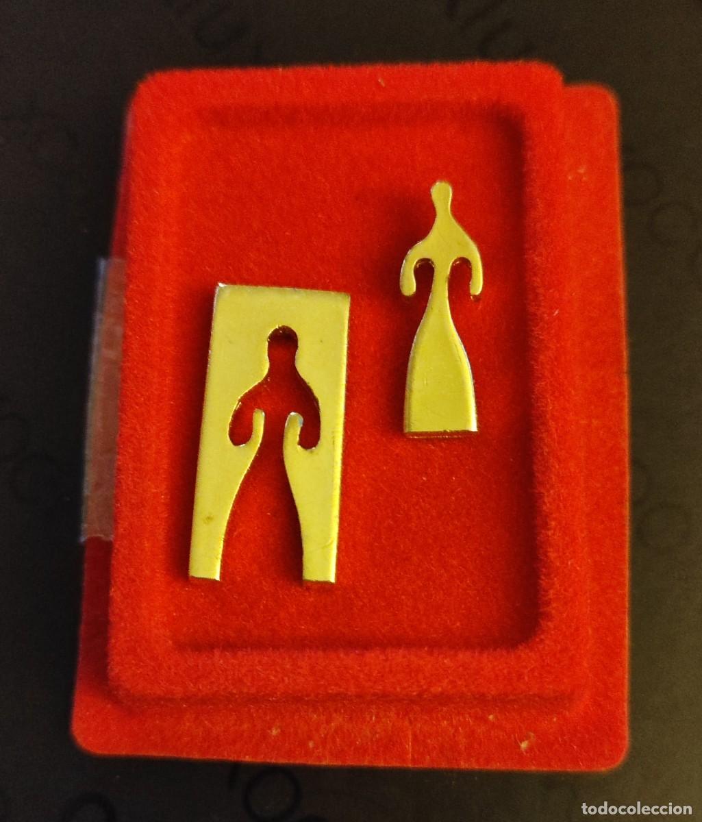 Collection pins: PIN - PAREJA - JUEGO DE DOS PINS COMPLEMENTARIOS - METAL DORADO - CIERRE DE PINCHO CLASICO- NUEVO