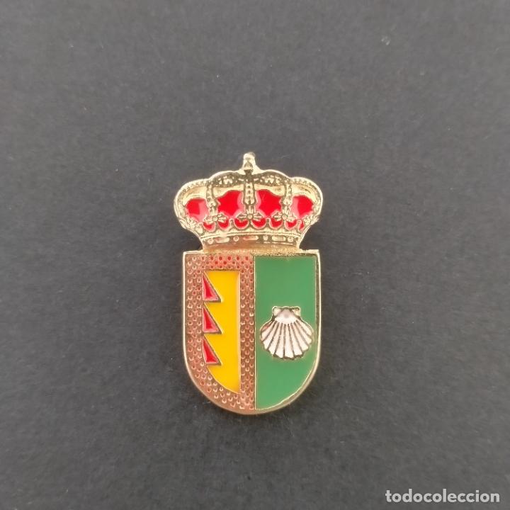 Pins de colecci&oacute;n: Pin escudo Villanueva de San Juan (SEVILLA)