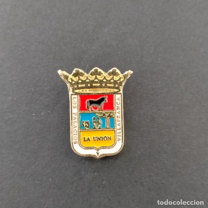 Pins de colecci&oacute;n: Pin escudo Los Palacios y Villafranca (SEVILLA)