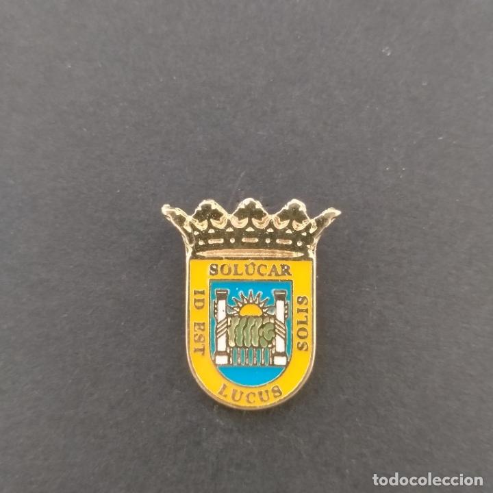 Pins de colecci&oacute;n: pin escudo Sanl&uacute;car la Mayor (SEVILLA)