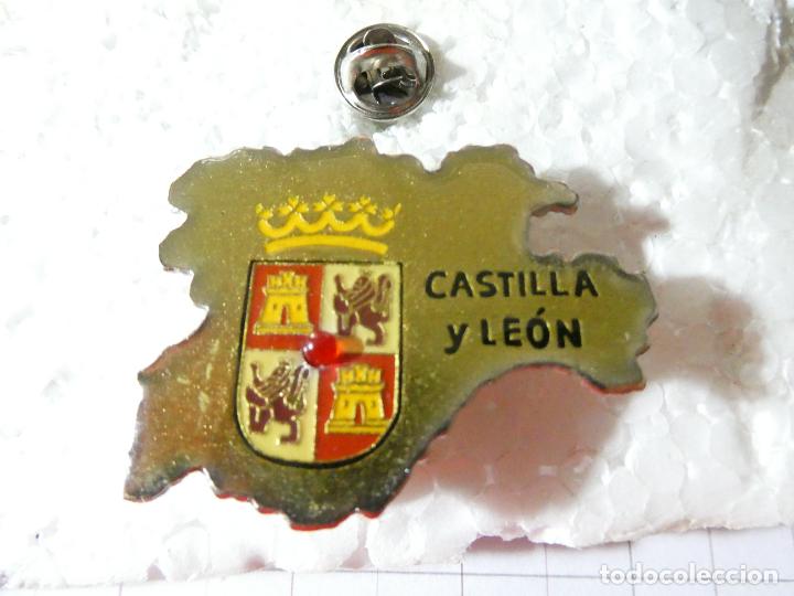 Pins de colecci&oacute;n: PIN DE TURISMO BANDERAS. MAPA DE CASTILLA LE&Oacute;N. CON LUZ Y SONIDO?