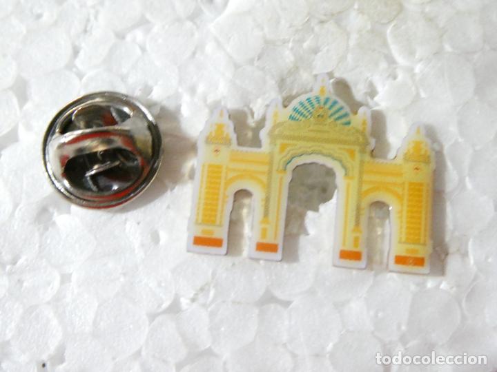 Collection pins: PIN DE TURISMO. PORTADA PUERTA FERIA SEVILLA A&Ntilde;O 2006