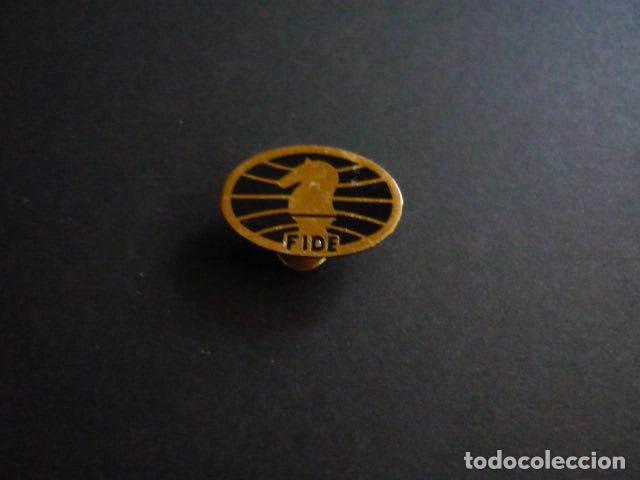 Pins de colecci&oacute;n: FIDE AJEDREZ INSIGNIA DE OJAL - Foto 1