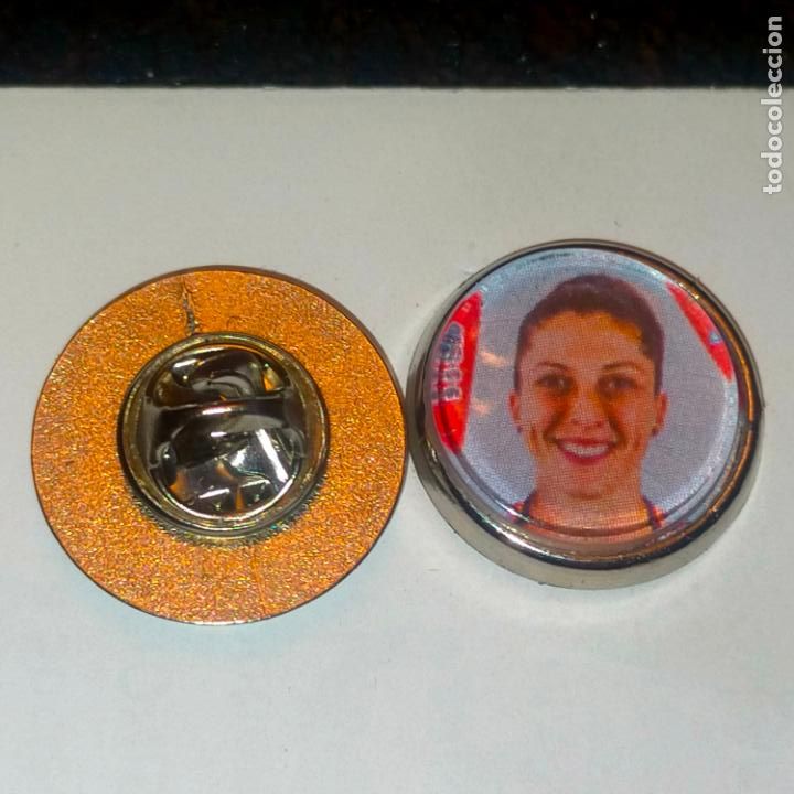 Sammlung von Pins: pin redondo metal - f&uacute;tbol equipo seleccion espa&ntilde;ola femenina jenni hermoso