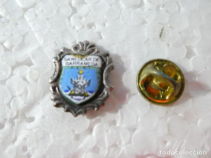 Pins e Spille di collezione: PIN DE TURISMO HER&Aacute;LDICA. ESCUDO HER&Aacute;LDICO. SANL&Uacute;CAR BARRAMEDA C&Aacute;DIZ
