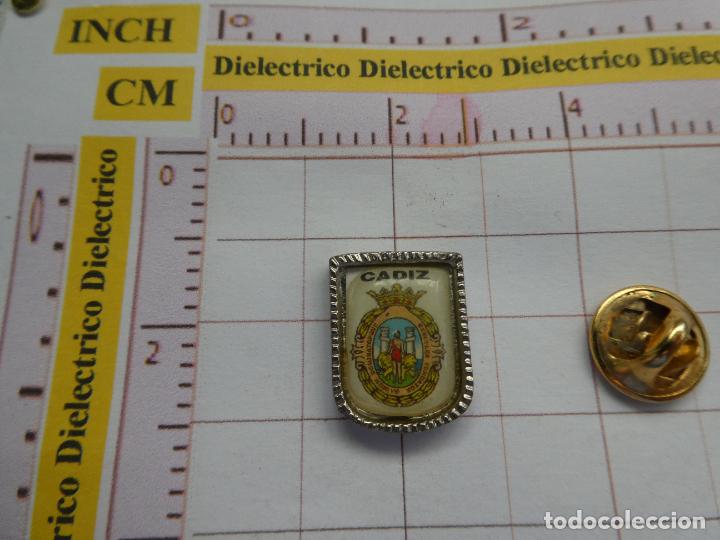 Pin's de collection: PIN DE TURISMO HER&Aacute;LDICA. ESCUDO HER&Aacute;LDICO DE C&Aacute;DIZ
