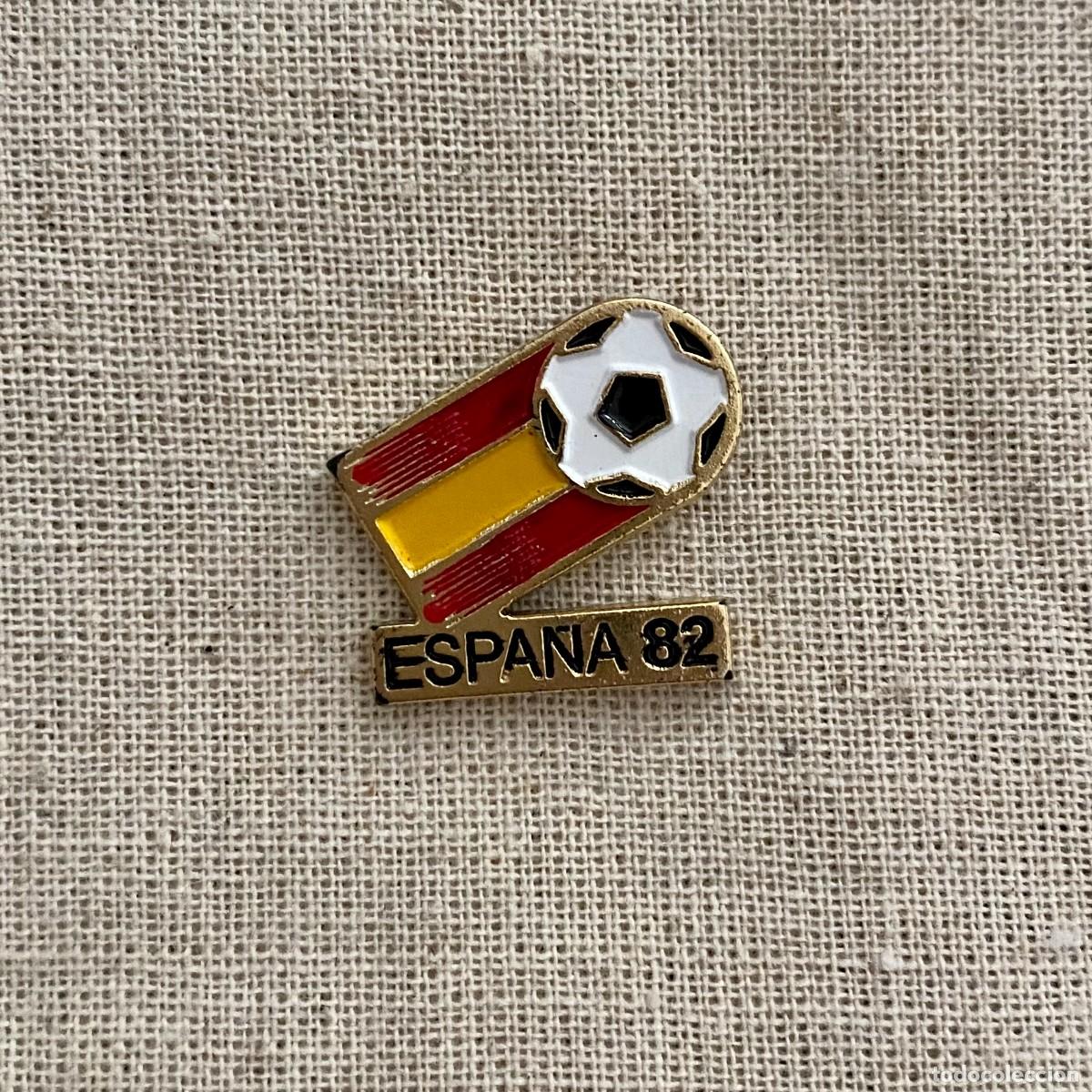 Pins de colecci&oacute;n: PIN MUNDIAL ESPA&Ntilde;A 82 BALON DE FUTBOL Y BANDERA NUEVO Y SIN USO, MEDIDA 2X2 CMS. APROXIMADAMENTE
