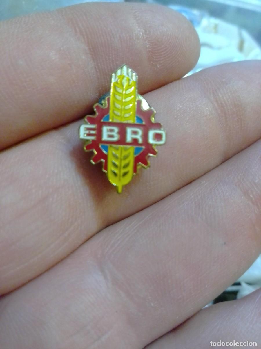 Pins de colecci&oacute;n: Insignia pins motor tractores EBRO MOTOR IBERICA , AUTOMOCI&Oacute;N