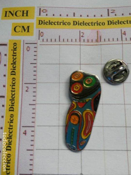 Pin's de collection: PIN COLORIDA M&Aacute;QUINA DE AFEITAR EL&Eacute;CTRICA