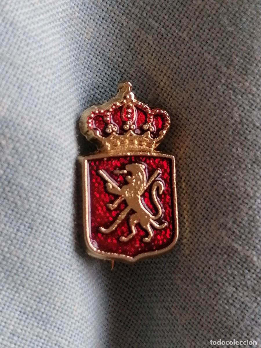 Pins de colecci&oacute;n: Pin federaci&oacute;n espa&ntilde;ola de hockey insignia tipo imperdible