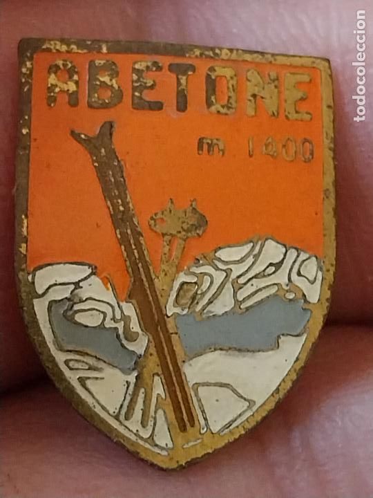 Collection pins: ABETONE ITALIA INSIGNIA MONTA&Ntilde;ISMO CLUB ALPINISMO ESQUI PINTURA LACADA 2CM A&Ntilde;OS 50