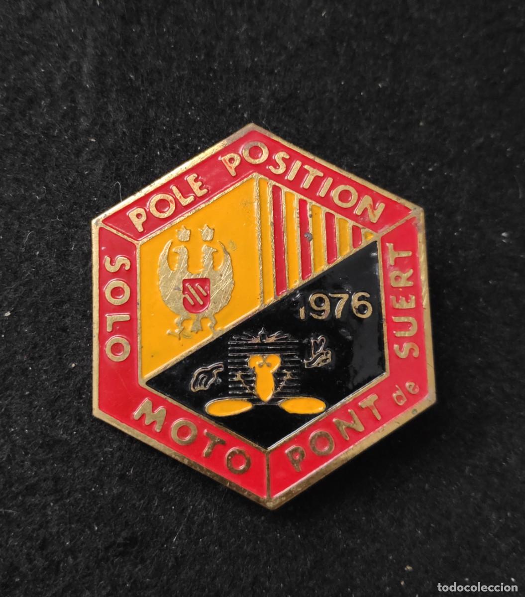 Pins de colecci&oacute;n: Antigua insignia pin de aguja Imperdible solo moto pont de suert lleida pole position 1976