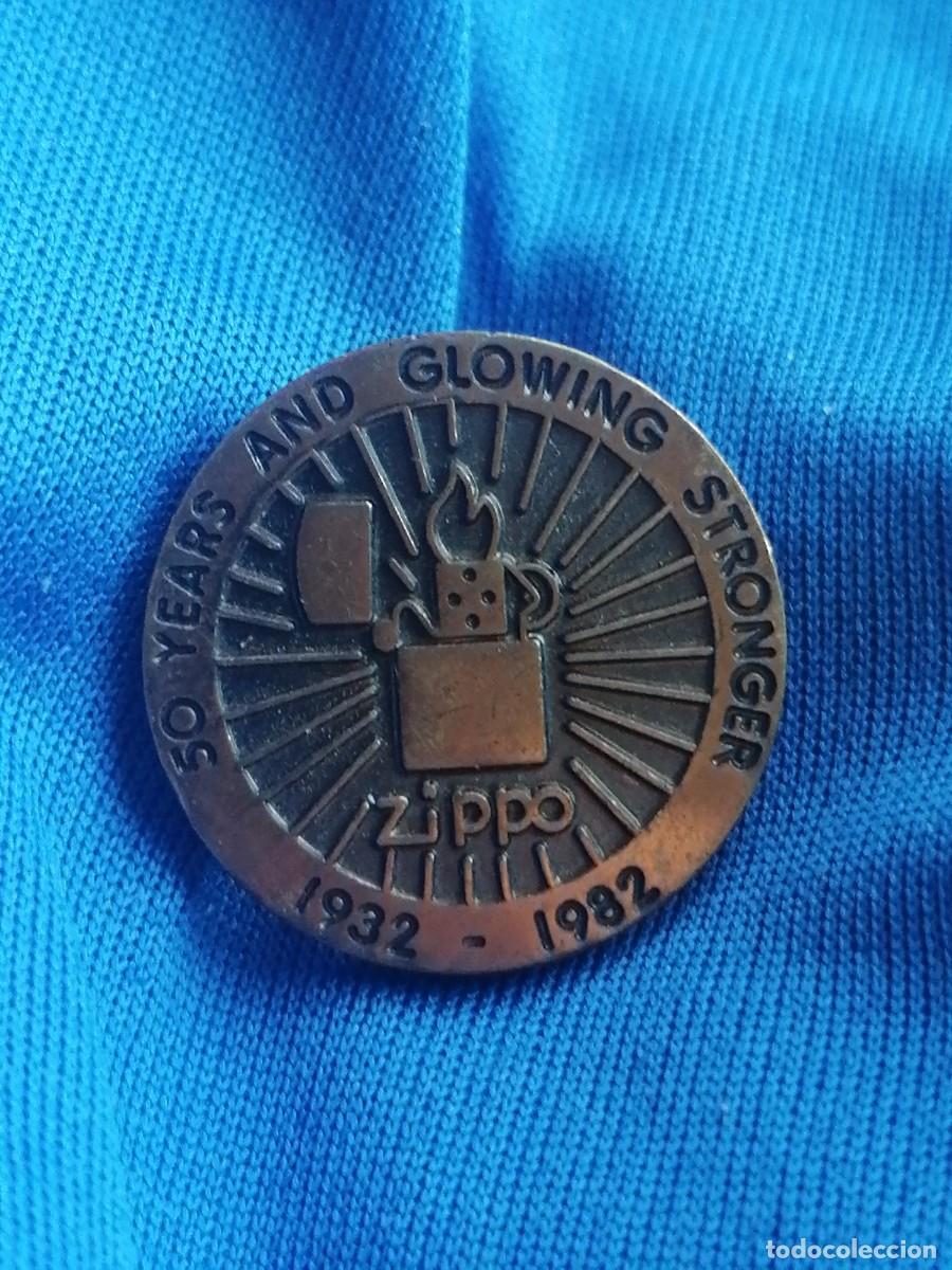 Pins de colecci&oacute;n: Pin encendedor mechero zipo pin conmemorativo cincuenta aniversario 50 years 1932 1982