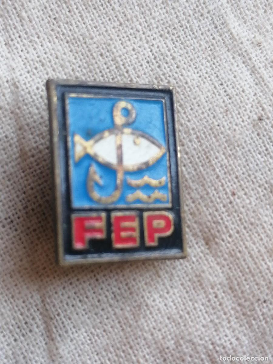 Collection pins: Pin tipo insignia tipo imperdible de la Federaci&oacute;n Espa&ntilde;ola de pesca