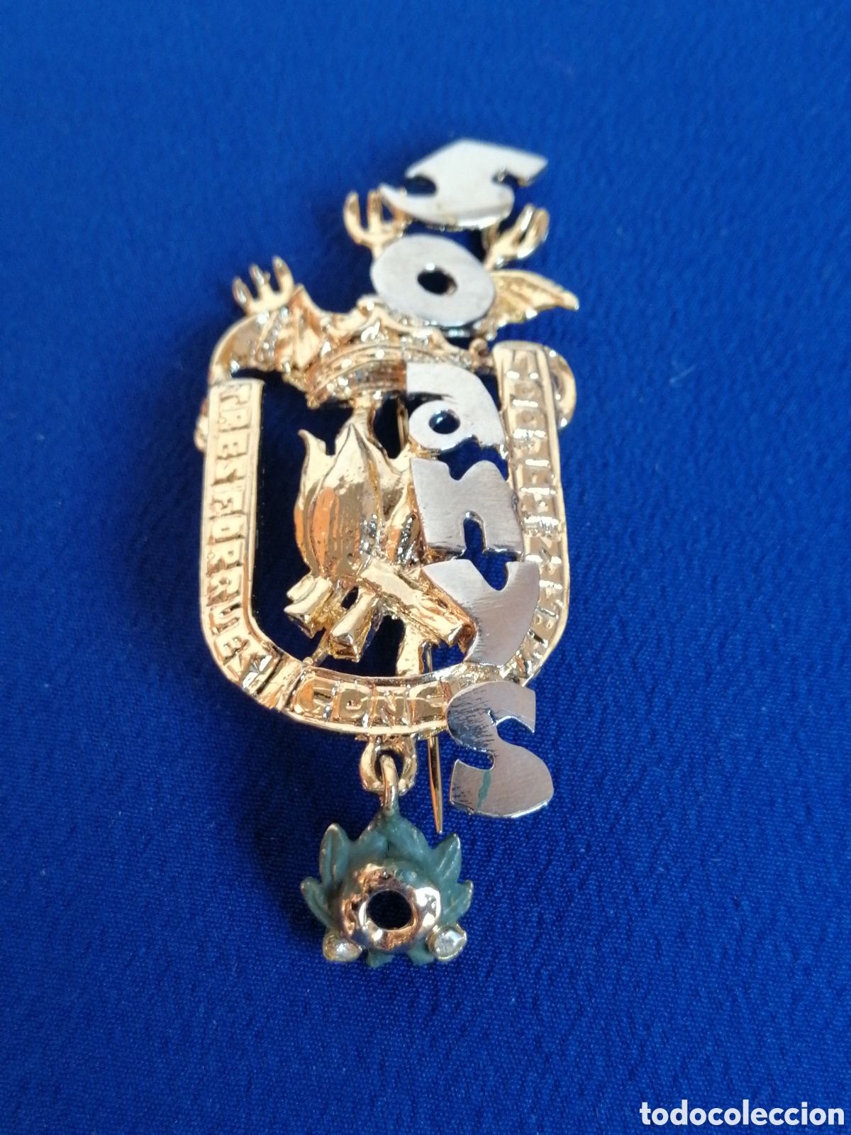 Pin's de collection: FALLA TRES CRUCES - P&Eacute;REZ GALDOS 50 ANIVERSARIO NUMERO DE COMISION 146 INSIGNIA DE ALFILER