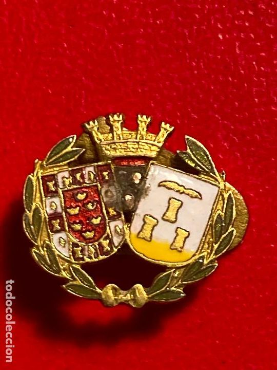 Pins de colecci&oacute;n: Pin escudo Albacete y otro corona torres republica,en el centro lleva restos de pegamento o similar
