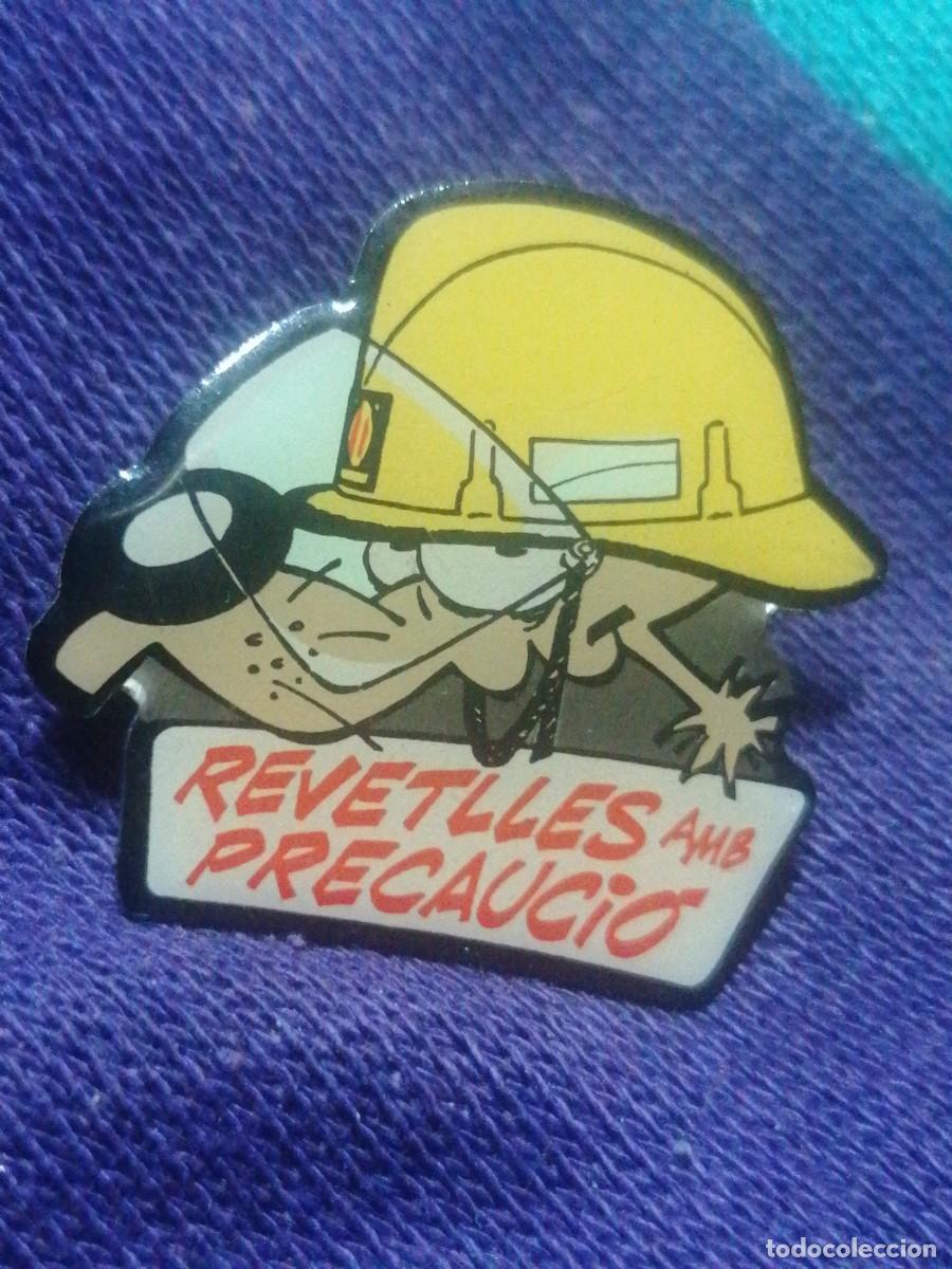 Pins de colecci&oacute;n: Pin lobo con un casco de bombero lema Rebetlles amb precauci&oacute; lobo