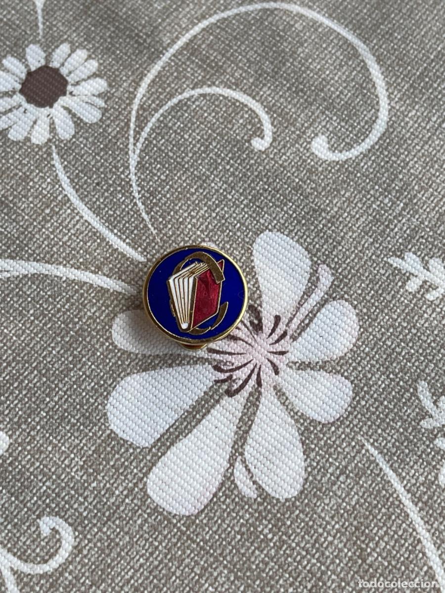 Pins de colecci&oacute;n: PIN OJAL C Y LIBROS DORADO Y ESMALTE A&Ntilde;OS 70 U 80