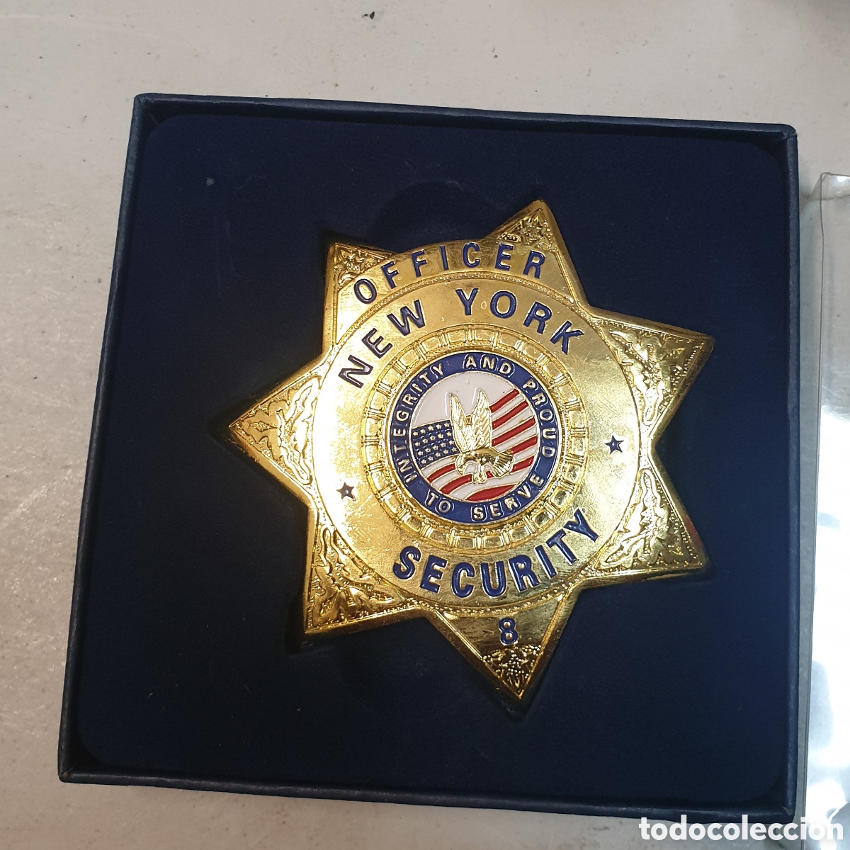 Pins de colecci&oacute;n: Placa Securty officer New York . En su caja