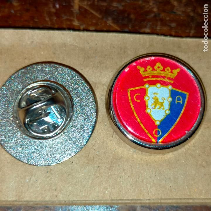 Pins de colecci&oacute;n: pin redondo metal - f&uacute;tbol equipo club OSASUNA JUGADOR