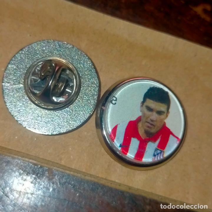 Pins e Spille di collezione: pin redondo metal - f&uacute;tbol equipo club Atl&eacute;tico de Madrid JUGADOR