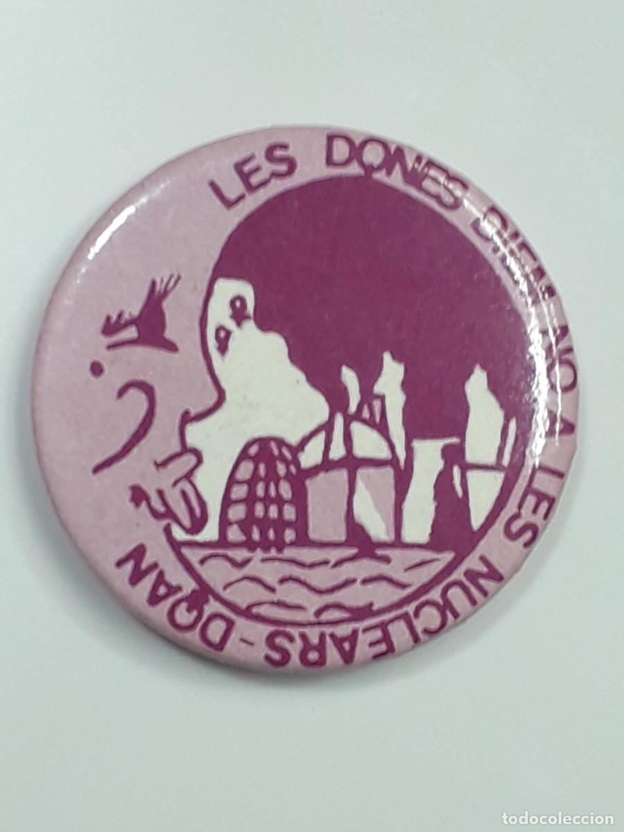 Pin's de collection: DOAN LES DONES DIEM NO A LES NUCLEARS - ANTIGUO PIN CHAPA BOTON BADGET - POLITICA MANIFESTACION