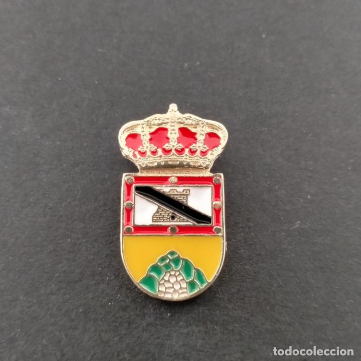 Pins de colecci&oacute;n: pin escudo Benaoj&aacute;n (M&Aacute;LAGA)