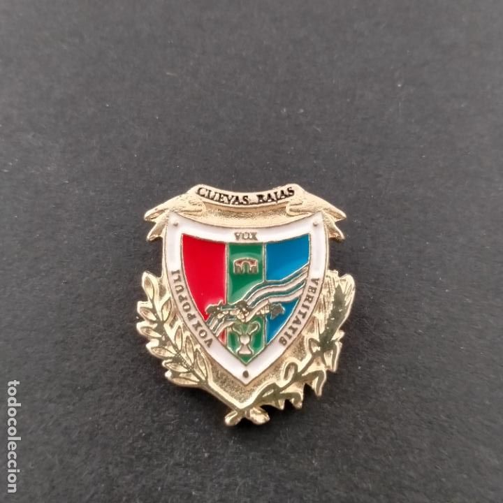 Pins de colecci&oacute;n: pin escudo Cuevas Bajas (M&Aacute;LAGA)