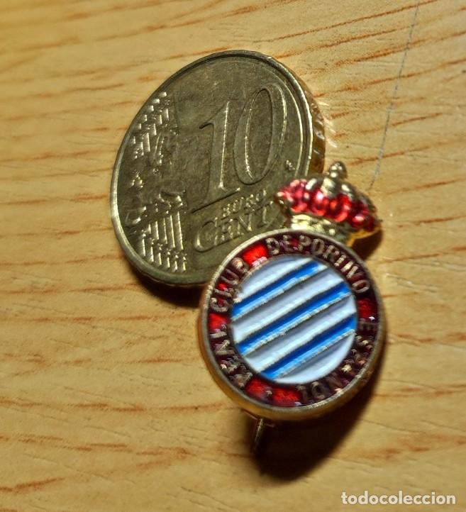 Pins de colecci&oacute;n: ANTIGUA INSIGNIA FUTBOL RCD ESPA&Ntilde;OL BARCELONA ESPANYOL FOOTBALL BADGE