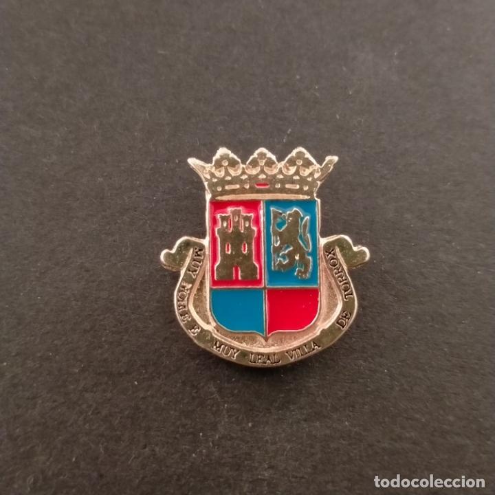 Pins de colecci&oacute;n: pin escudo Torrox (M&Aacute;LAGA)