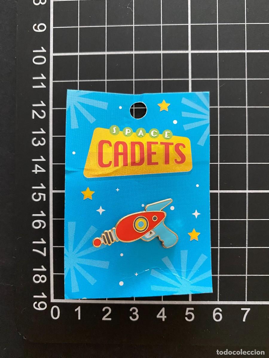 Sammlung von Pins: PIN METALICO ESMALTADO SPACE CADETS SPACE GUN EN BOLSITA Y CART&Oacute;N, COLECCI&Oacute;N, POCAS COPIAS , NUEVO