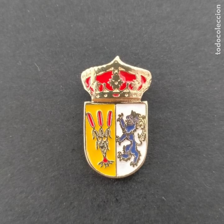 Pins de colecci&oacute;n: pin escudo Ca&ntilde;averal de Le&oacute;n (HUELVA)