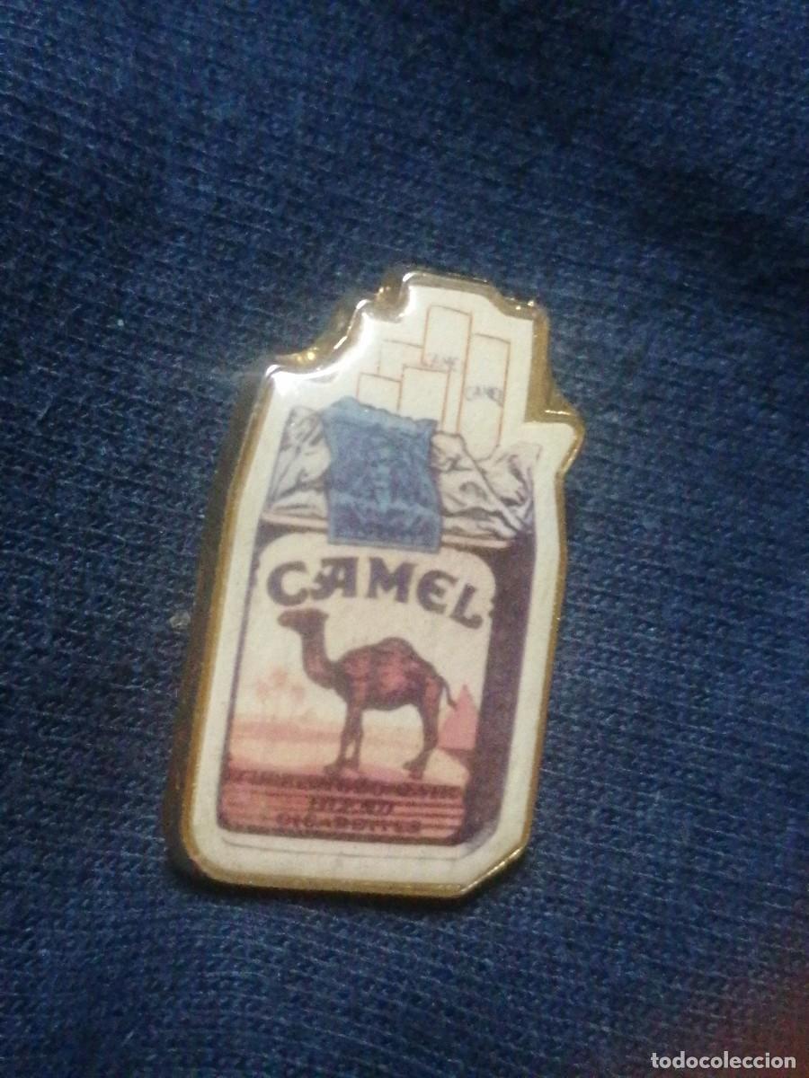 Pins de colecci&oacute;n: Pin paquete de tabaco camel - Foto 1