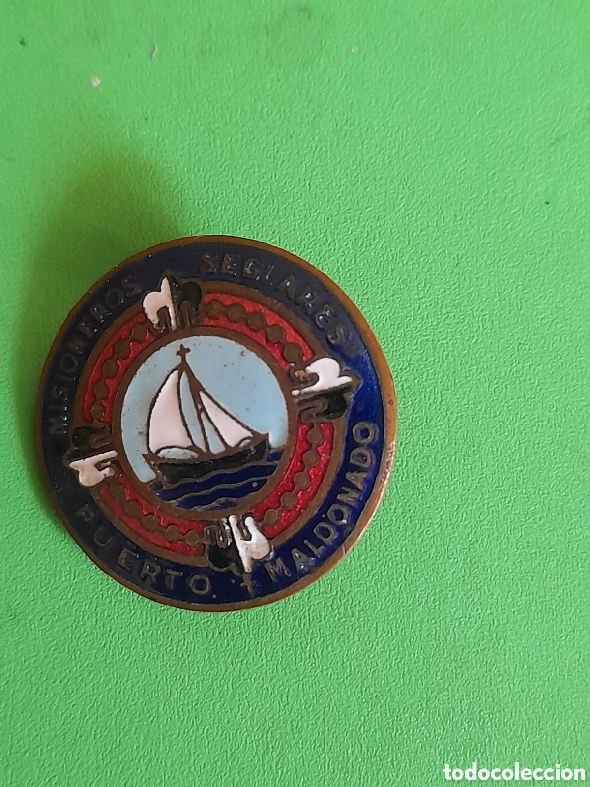 Pins de colecci&oacute;n: Antigua insignia Misioneros Seglares, Puerto Maldonado, mide 22 mm de di&aacute;metro