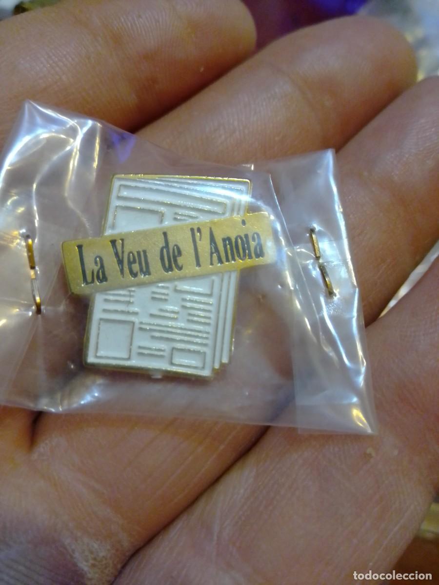 Pins de colecci&oacute;n: Pins peri&oacute;dico periodismo La Veu de l' Anoia Catalunya, PRENSA , PERIODISTA