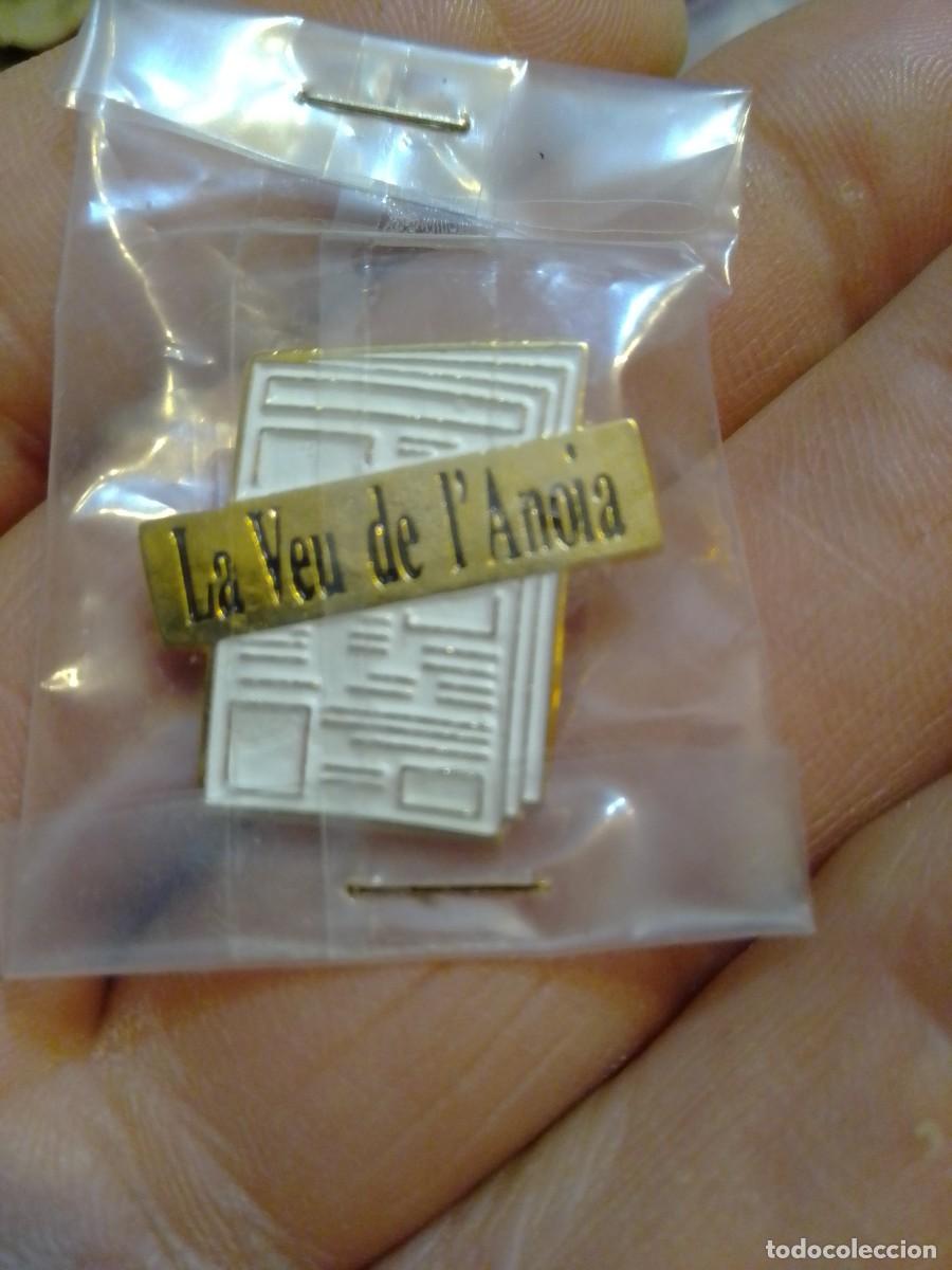 Pins de colecci&oacute;n: Pins peri&oacute;dico periodismo La Veu de l' Anoia Catalunya, PRENSA , PERIODISTA