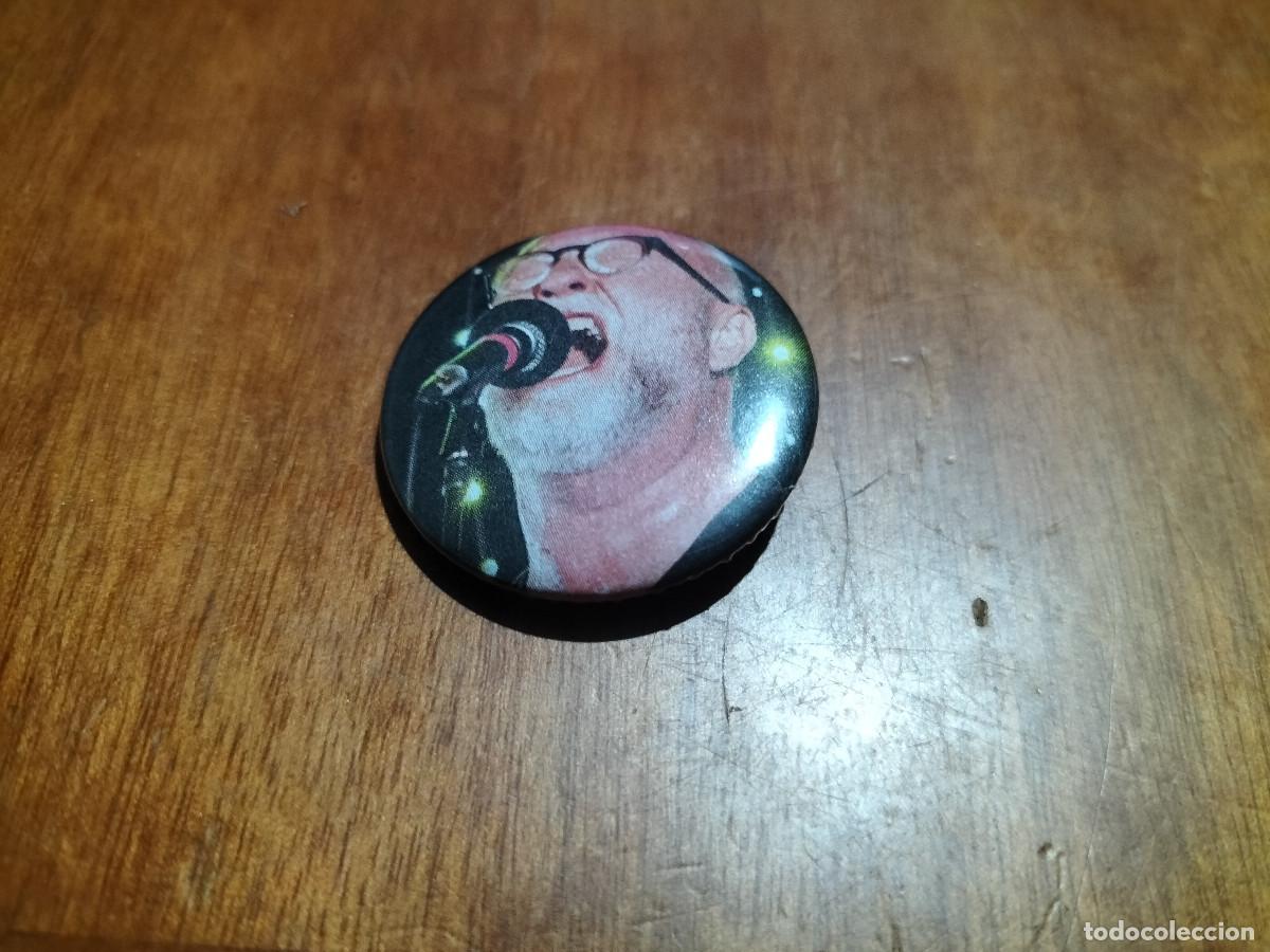 Pins de colecci&oacute;n: BOB MOULD. M&Uacute;SICA. CHAPA. PIN. 31 MM. MET&Aacute;LICA POR DETR&Aacute;S. SIN USO.