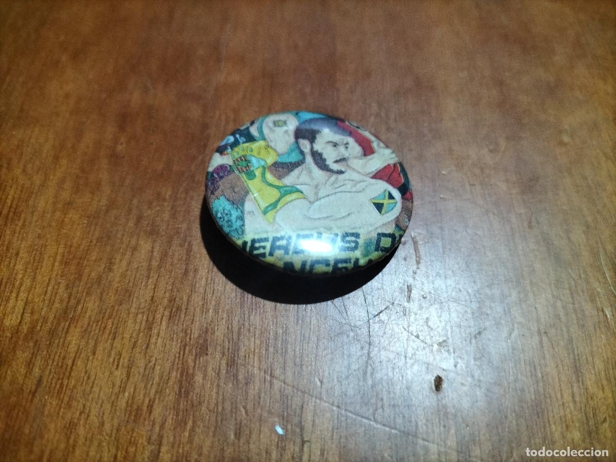 Sammlung von Pins: BOOM BOOM FIGHTERS & COOKAH P. M&Uacute;SICA. CHAPA. PIN. 31 MM. MET&Aacute;LICA POR DETR&Aacute;S. SIN USO.
