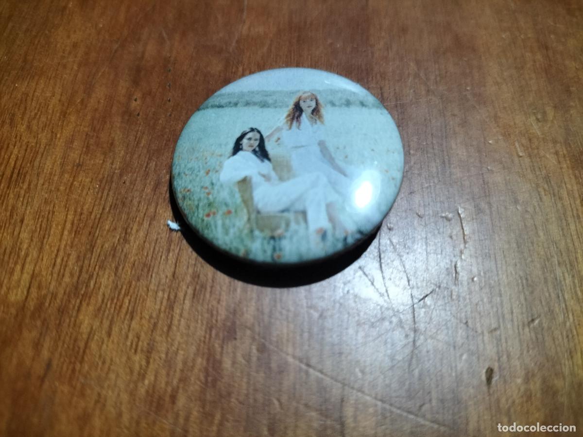Sammlung von Pins: ADIOS AMORES. M&Uacute;SICA. CHAPA. PIN. 31 MM. MET&Aacute;LICA POR DETR&Aacute;S. SIN USO.