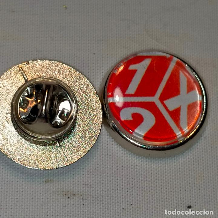 Pins de colecci&oacute;n: pin redondo metal - logo quinielas f&uacute;tbol uno x dos 1 x 2 loter&iacute;as apuestas