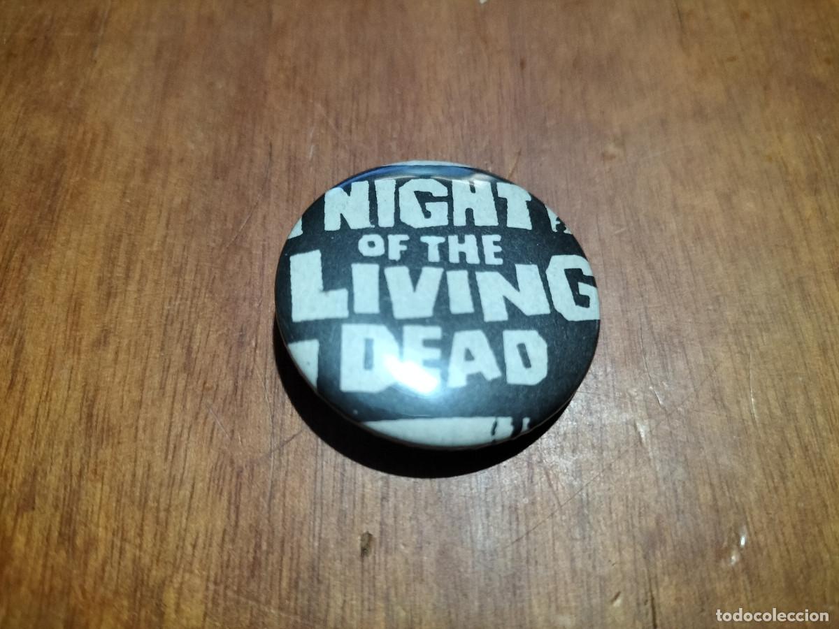 Sammlung von Pins: NIGHT OF THE LIVING DEAD CHAPA. PIN. 31 MM. MET&Aacute;LICA POR DETR&Aacute;S. SIN USO. DIFICIL