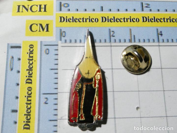 Pins de cole&ccedil;&atilde;o: PIN RELIGIOSO SEMANA SANTA GRANADA? PENITENTE CAPUCHINO. T&Uacute;NICA NEGRA CAPIROTE BLANCO CAPA ROJA