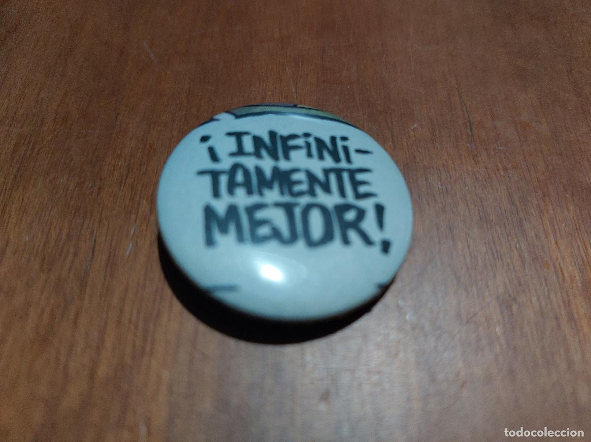 Sammlung von Pins: INFINITAMENTE MEJOR. CARTEL COMIC. CHAPA. PIN. 31 MM. MET&Aacute;LICA POR DETR&Aacute;S. SIN USO. DIFICIL