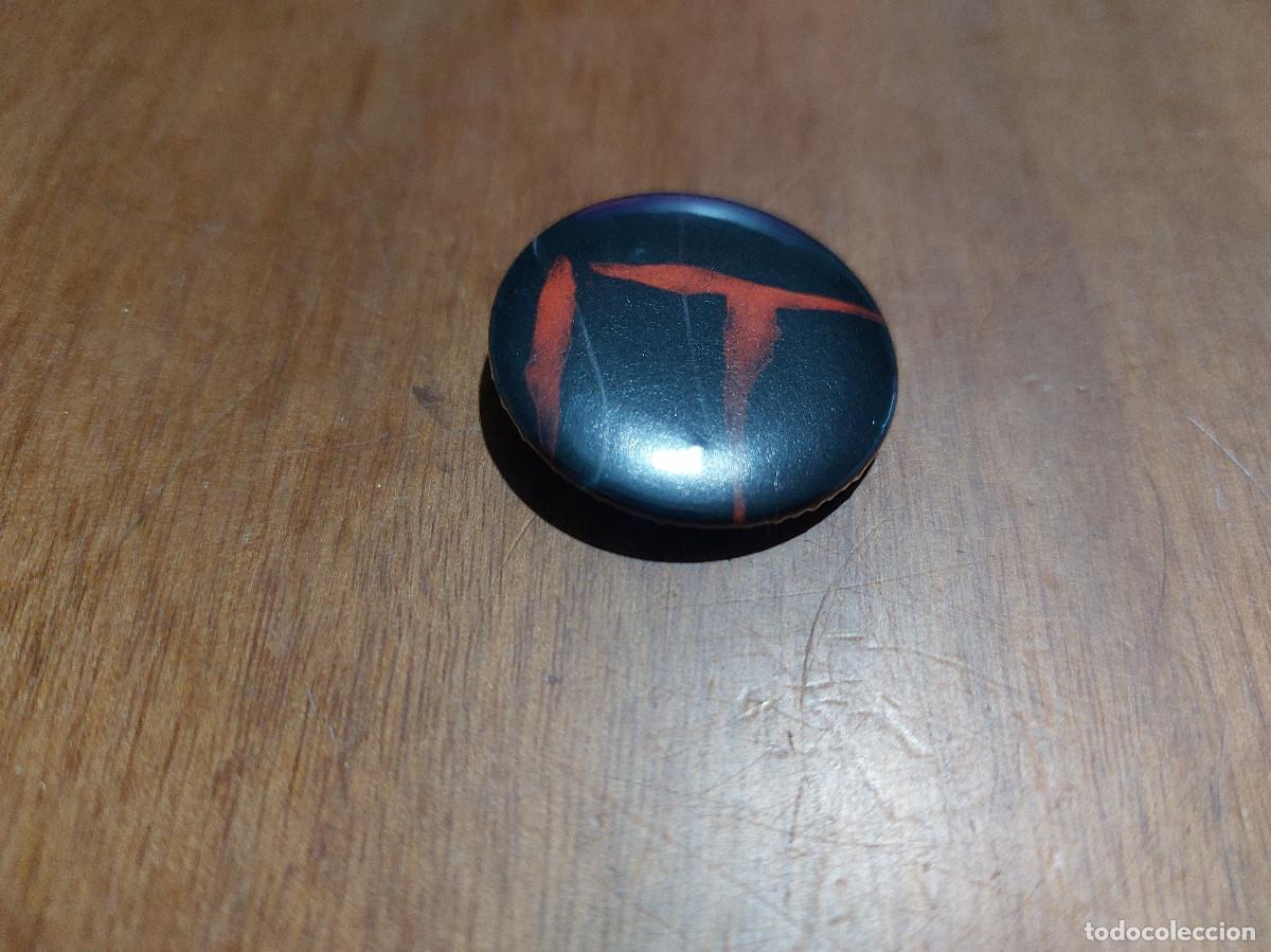 Pins de colecci&oacute;n: IT. CARTEL. CHAPA. PIN. 31 MM. MET&Aacute;LICA POR DETR&Aacute;S. SIN USO. DIFICIL