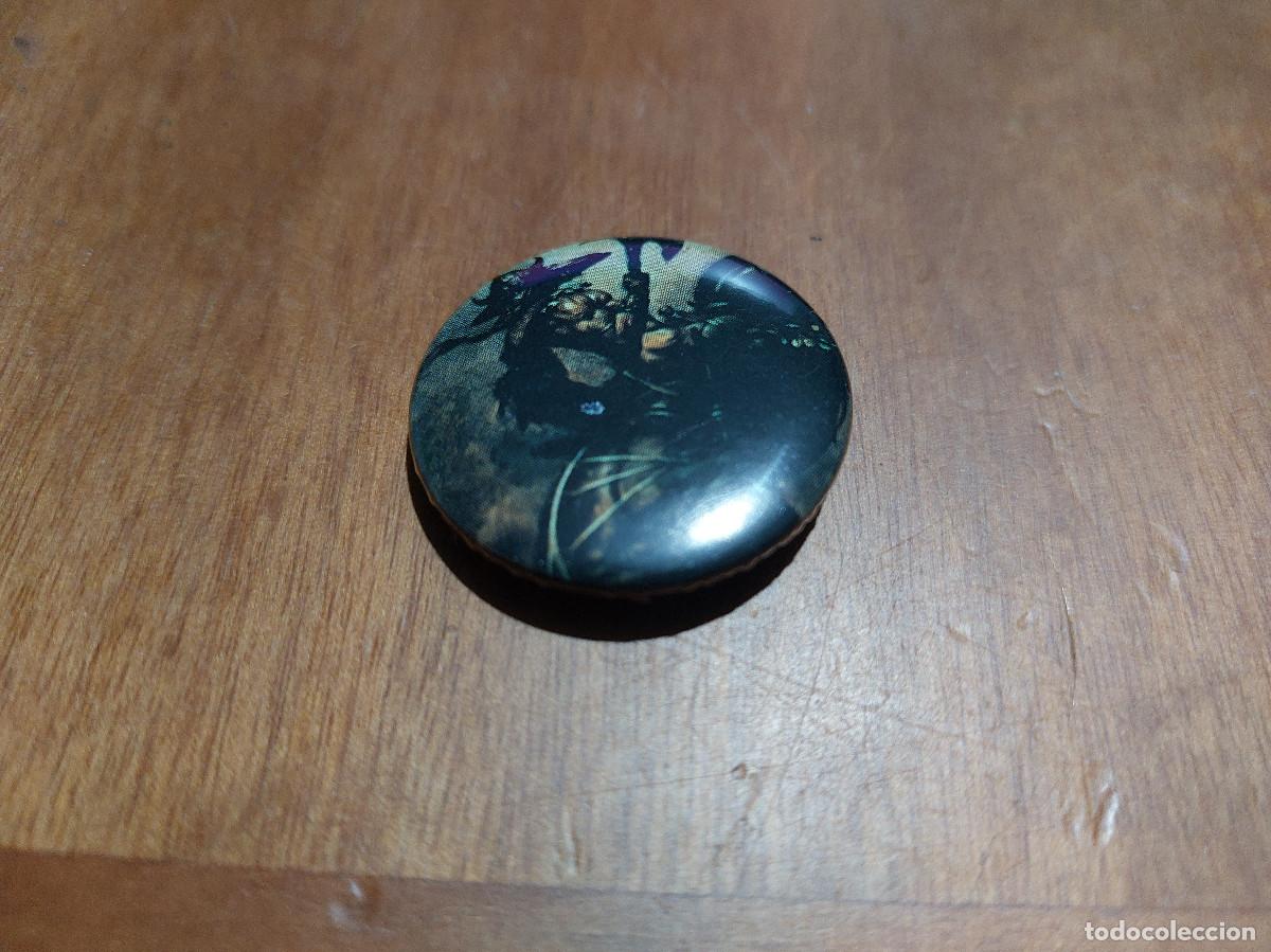 Pins de colecci&oacute;n: FRAZETTA II. COLECCI&Oacute;N CARTAS. CHAPA. PIN. 31 MM. MET&Aacute;LICA POR DETR&Aacute;S. SIN USO. DIFICIL
